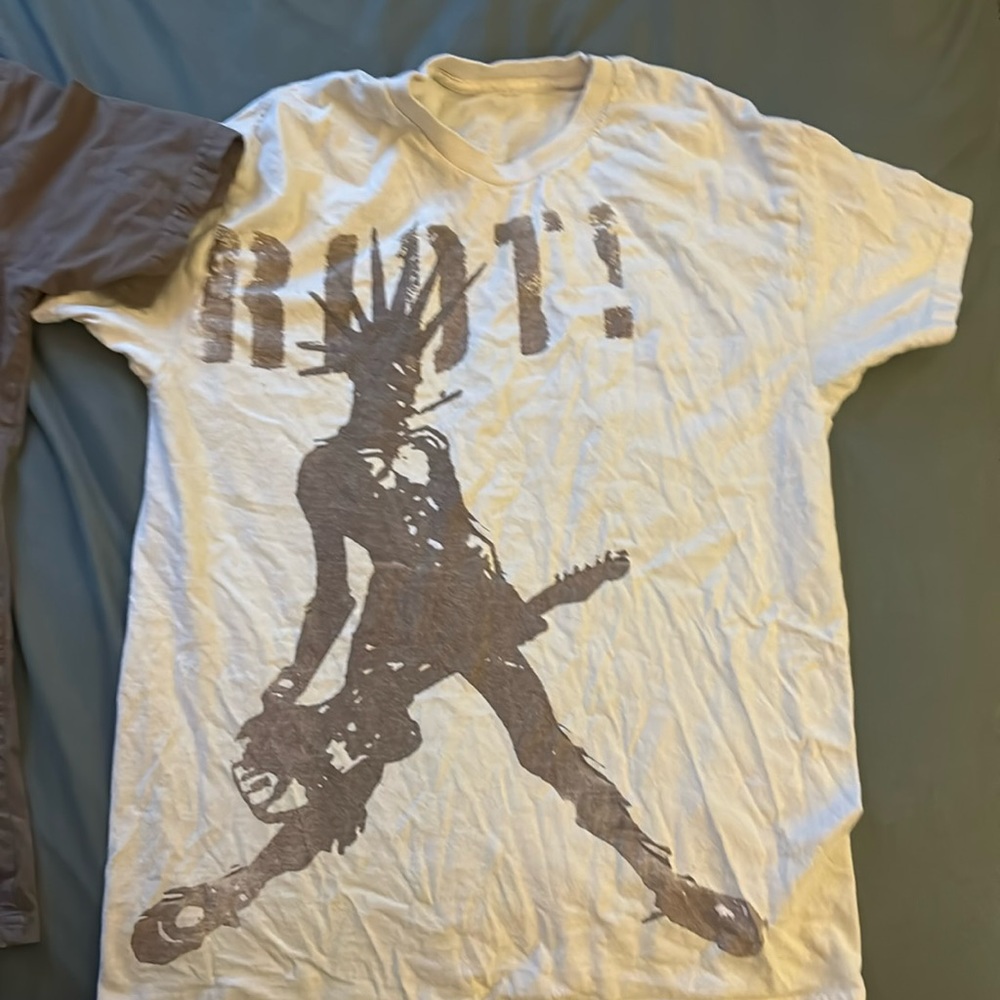 Uvsailles RIOT! Shirt